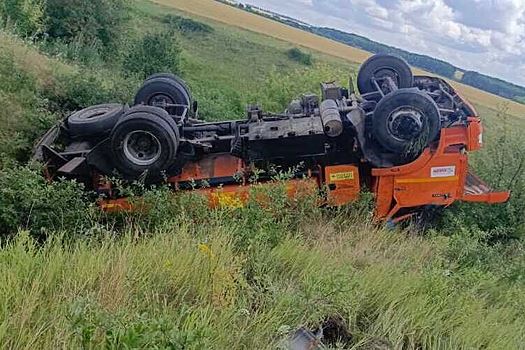 В Мордовии пьяный водитель уложил на бок топливозаправщик