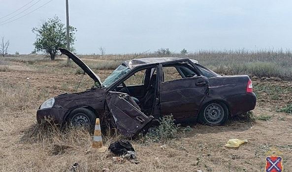 В Волгоградской области при опрокидывании легковушки пострадали 4 человека