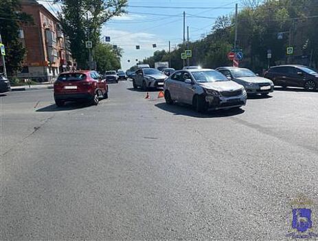 Автомобилистки на Nissan и Kia не смогли поделить перекресток в Самаре
