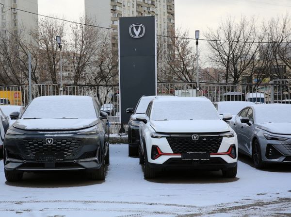 Импорт новых автомобилей в Россию в 1 полугодии упал на 63%