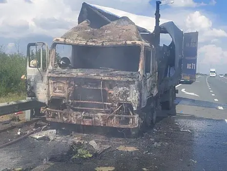 В Самарской области 25 июля во время езды загорелся грузовик с бутылями воды
