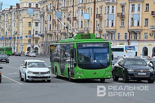 В Казани троллейбус врезался в столб после столкновения с легковушкой: пострадали пассажиры