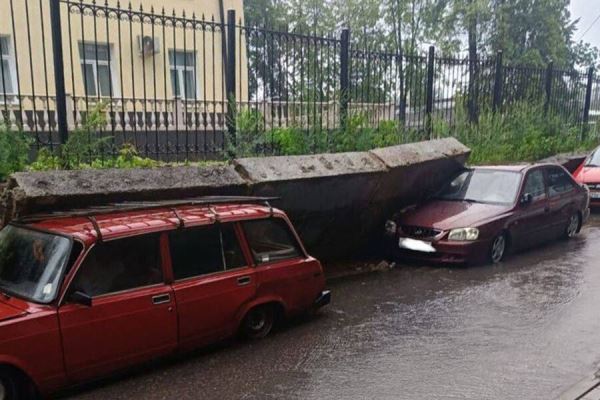 Бетонный забор упал на припаркованные автомобили в Балашихе