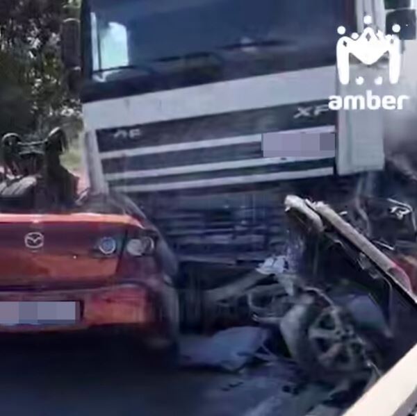 Две машины влетели под грузовик в Калининграде, одна из них сгорела