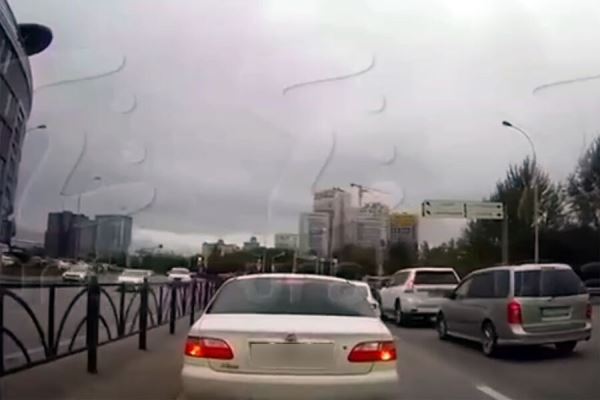 Видео: екатеринбуржец на авто блокировал проезд реанимации с умирающим человеком
