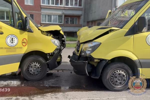 В Калининграде водитель маршрутки отвлекся на телефон и попал в ДТП, 7 человек пострадали