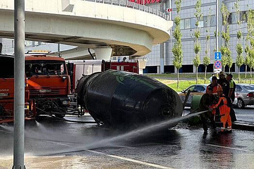 На востоке Москвы парализовано движение авто из-за опрокинувшейся бетономешалки