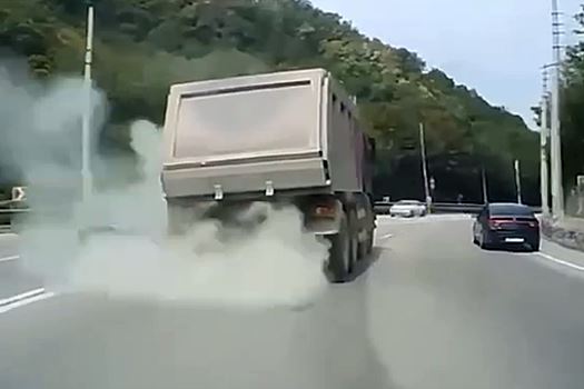 В Крыму на видео попал взрыв колес грузовика и авария на серпантине