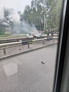 Соцсети: автомобиль такси загорелся после ДТП в Новокузнецке