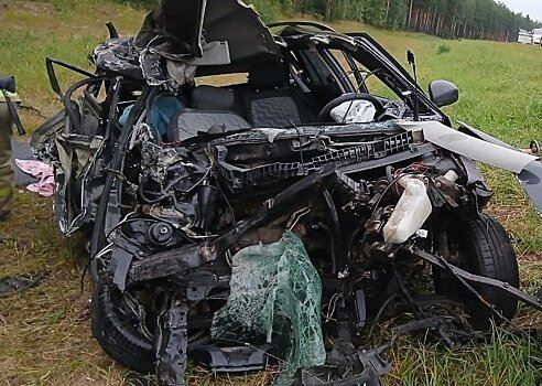 «Шкода» превратилась в груду металла после столкновения с грузовиком на трассе в Слободском районе