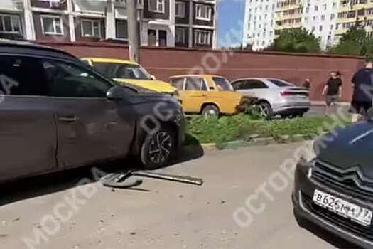 На северо-западе Москвы Infiniti протаранил пять легковушек