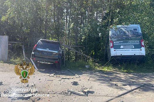 Mash: автобус и Toyota вылетели в кювет после жесткого столкновения в Ленобласти
