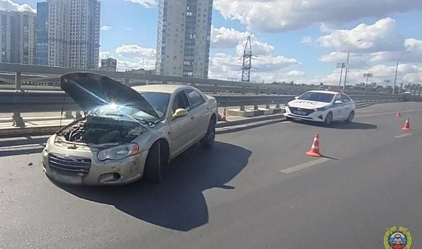 В центре Волгограда иномарка врезалась в металлический отбойник
