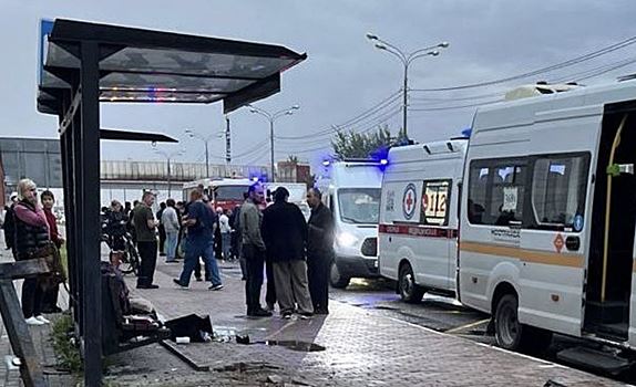 В Подмосковье автомобиль врезался в остановку с людьми