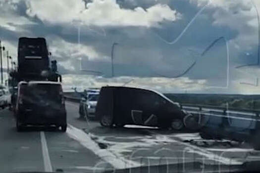 На Амурском мосту растянулась пробка в 15 километров из-за тройного ДТП