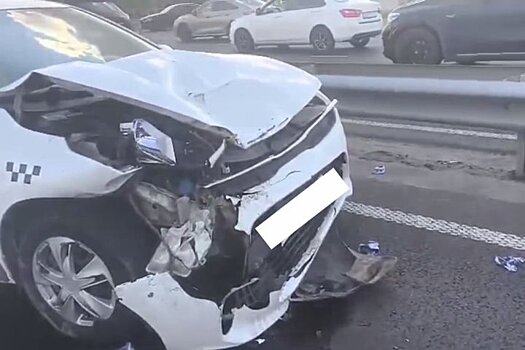 В Казани такси врезалось в стоящую на Ленинской дамбе Lada, пострадала женщина