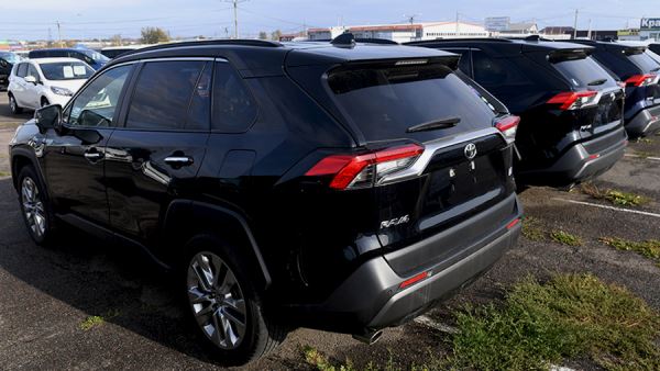 Автоэксперт объяснил уменьшение стоимости новых BMW X3 и Toyota RAV4 в РФ