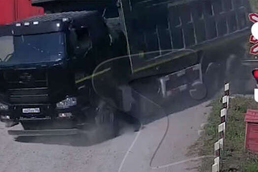 Mash: на видео попало, как грузовик выехал под электровоз в Богдановиче