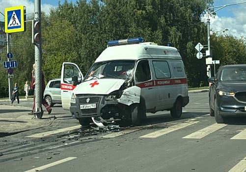 Машина скорой помощи попала в ДТП на перекрестке в Нижнем Новгороде