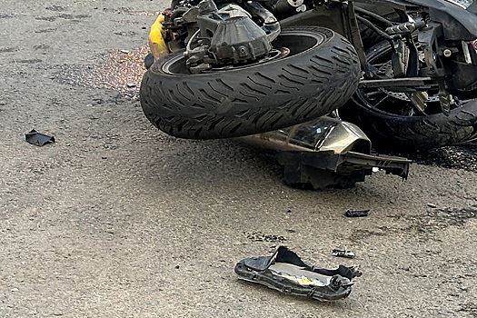 Мотоциклист получили тяжелейшие травмы в ДТП на западе Москвы