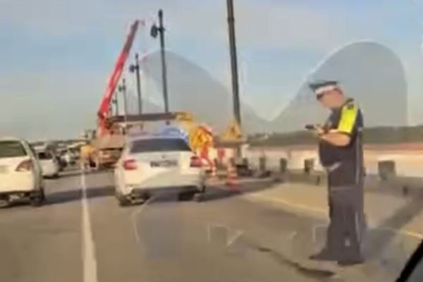 Пробка в 10 километров образовалась при въезде на Амурский мост