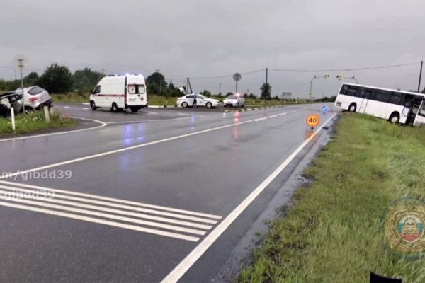 Три подростка пострадали в аварии с автобусом и легковушкой в Калининградской области