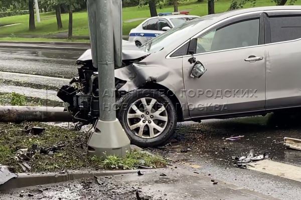 Видео: москвич на Mazda на скорости влетел в столб